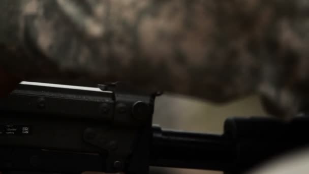 Soldat lädt ein Maschinengewehr — Stockvideo