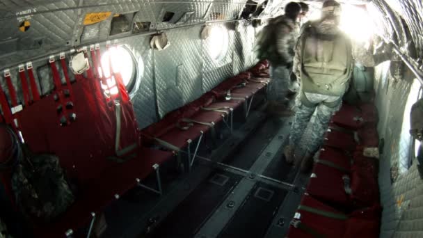 Paratroopers springen uit de rug van een CH-47 Chinook helikopter — Stockvideo