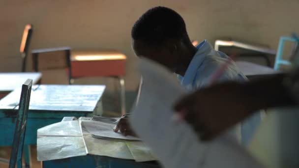 Africká studenti s test — Stock video
