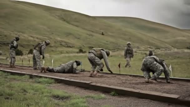 Soldados haciendo flexiones durante los ejercicios — Vídeo de stock