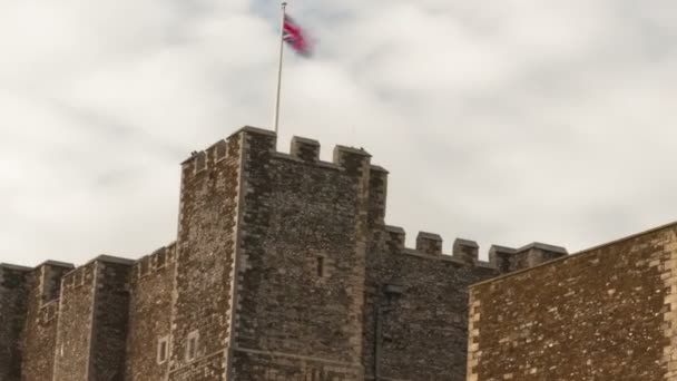 Σημαίες φυσάει πάνω Ντόβερ Castle — Αρχείο Βίντεο