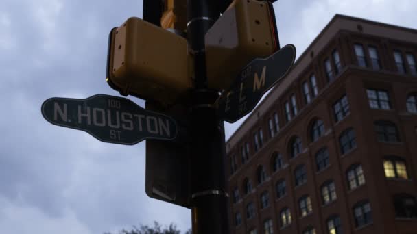 Elm e Houston ruas cruzamento em Dallas — Vídeo de Stock