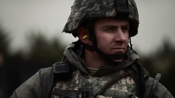 Soldat i kallt väder titta runt och sedan till kameran. — Stockvideo