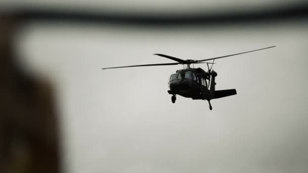 Black Hawk helikopter uçuşu yapıyor — Stok video