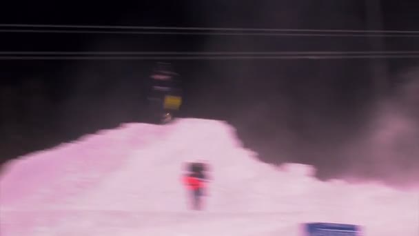 Jumping snowmobiles in a competition — Stock Video