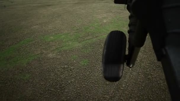 Schuss aus dem Hubschrauber im Anflug auf Humvee — Stockvideo