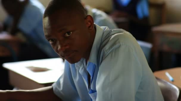 Students on the lesson studying in classroom in Kenya, Africa. — Stock videók