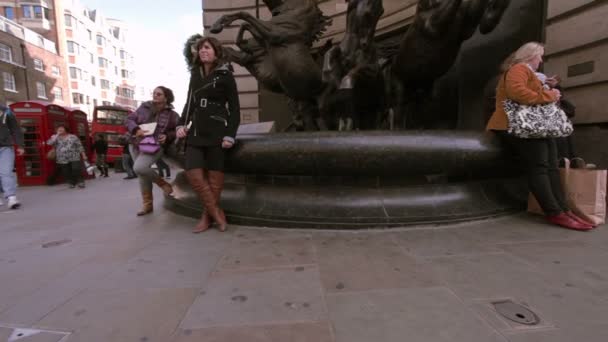 Señoras no identificadas apoyadas en una fuente en Londres . — Vídeos de Stock