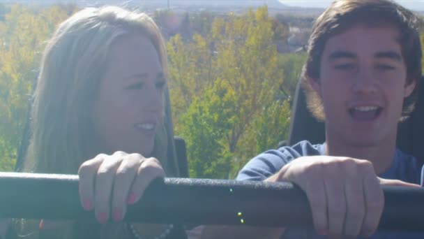 Paar armen in de lucht tijdens het rijden rollercoaster rasing — Stockvideo