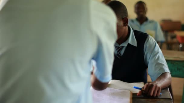 Estudiantes en clase en Kenia . — Vídeo de stock