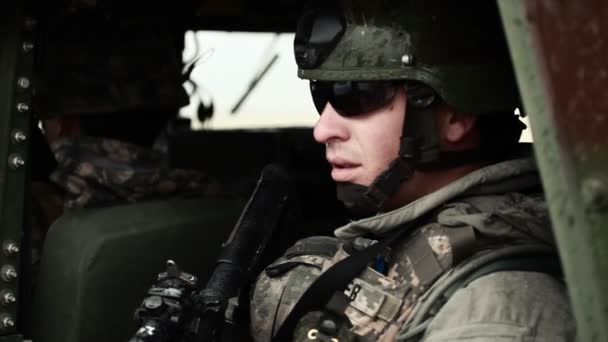 Żołnierz ubrany w okulary przeciwsłoneczne — Wideo stockowe