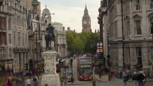 White Hall schot op Trafalgar Square in Londen — Stockvideo