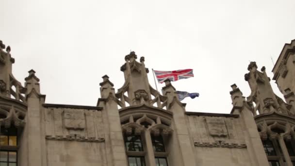 Union Jack vliegt boven een sierlijk dak in de buurt van Westminster Palace — Stockvideo