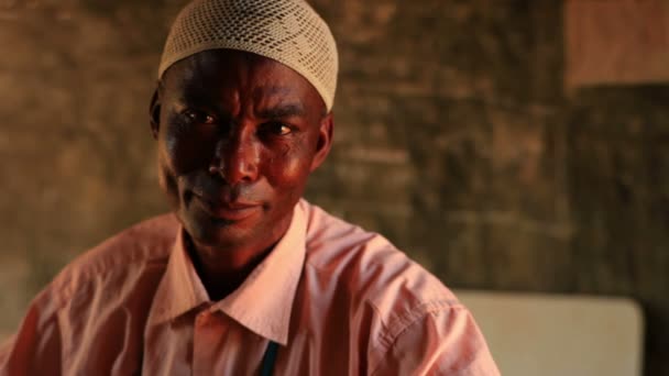 Zbliżenie muzułmanów człowiek w wiosce w Kenii. — Wideo stockowe