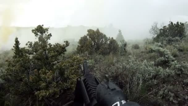 Żołnierz chwyta szkolenia materiały wybuchowe i zgłasza je w konwoju mijania — Wideo stockowe