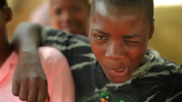 Kinderen in een dorp in Kenia, Afrika. — Stockvideo