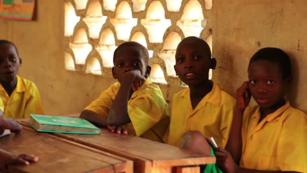 Lektion, klassrum fyllt med studenter i Kenya, Afrika — Stockvideo