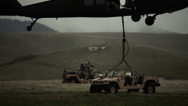 Helikopter vervoeren van Humvee — Stockvideo