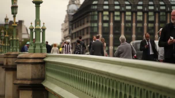 La gente camina a través del puente Westminster — Vídeos de Stock