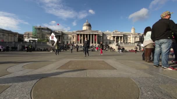 Ludzie na Trafalgar Square w Londynie — Wideo stockowe