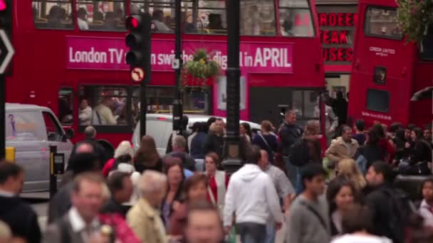 Drukke straat in Londen — Stockvideo