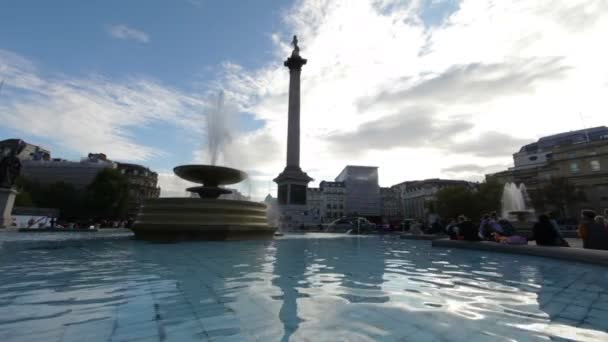 Mensen zittend bij een fontein op Trafalgar Square in Londen — Stockvideo