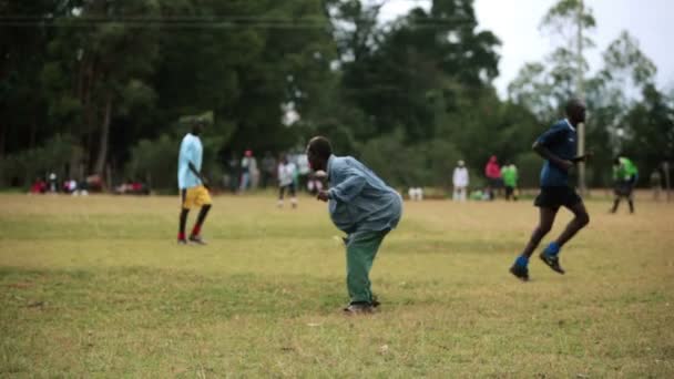 Un hombre celebra en medio de un campo de fútbol en Kenia, África — Vídeos de Stock