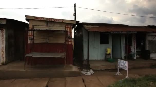 Disparo de conducción a través del tráfico de la ciudad, incluyendo bicicletas y peatones. Disparo en Kenia, África . — Vídeos de Stock