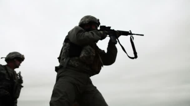 Soldat am Schießstand mit Gewehr m4 — Stockvideo