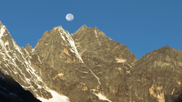 Mond hinter den Himalaya-Gipfeln — Stockvideo