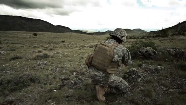 Soldado disparando lanzagranadas de 40 mm — Vídeos de Stock