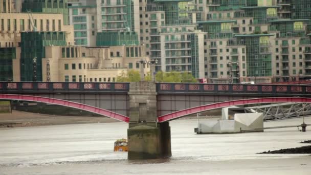 런던 다리에 램버스 — 비디오
