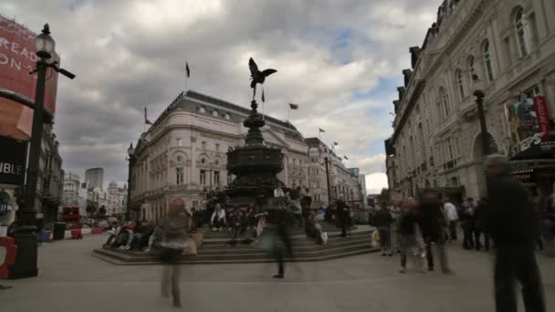 Ruchliwej ulicy Piccadilly Circus — Wideo stockowe