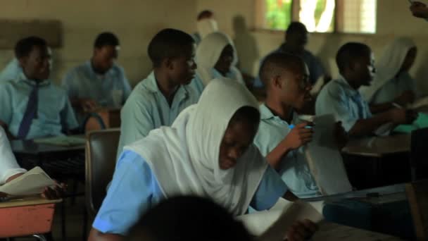 Afrikaanse studenten die een test — Stockvideo