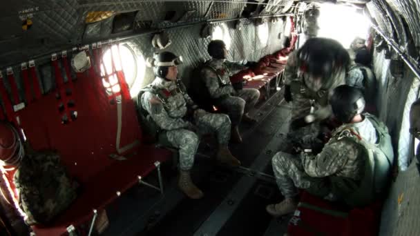 Dentro de un helicóptero CH-47 Chinook transportando paracaidistas — Vídeos de Stock