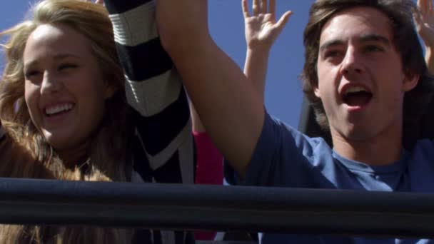 Пара ржавчиной руки в воздухе во время езды на американских горках — стоковое видео