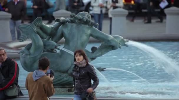 Fountain in front of National Gallery in London. — Stock Video