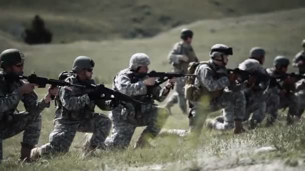 Soldaten beoefenen knielende houding — Stockvideo