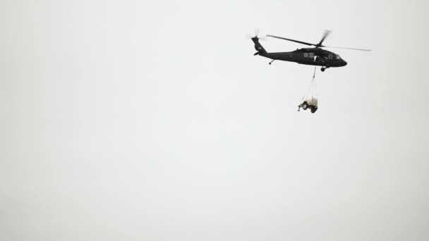 Black Hawk hélicoptère survolant — Video