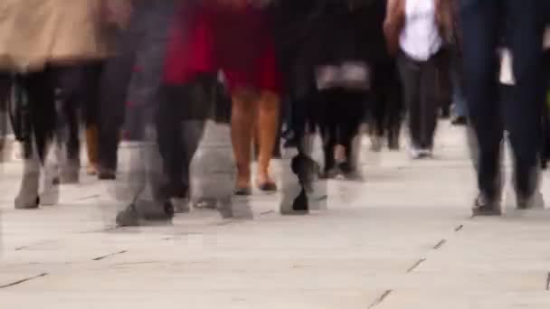 Люди ходят по оживленным улицам Лондона — стоковое видео