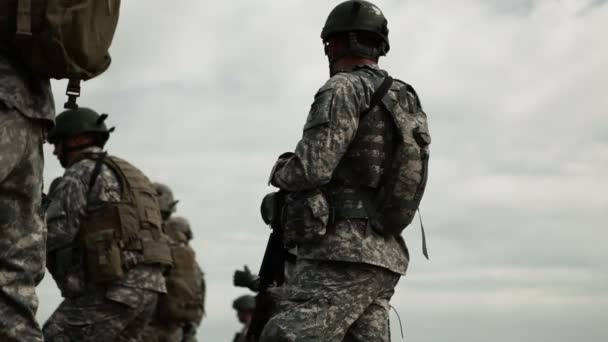 Instructor enseñando soldados en el campo de tiro — Vídeo de stock