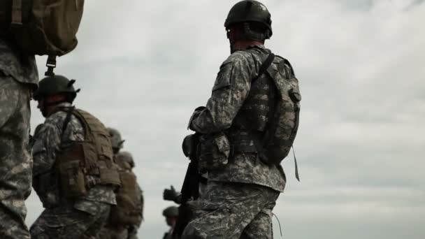 Instructor teaching soldiers at firing range — Stock Video