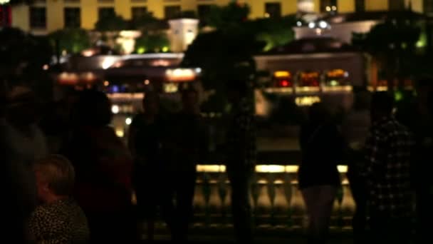Noite panning tiro de pessoas nas ruas em Las Vegas . — Vídeo de Stock