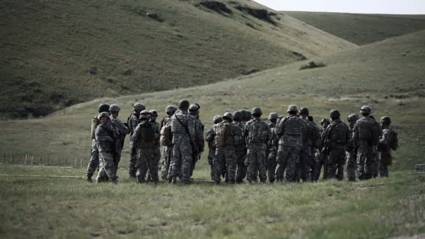 Soldados acurrucados para entrenamiento — Vídeo de stock