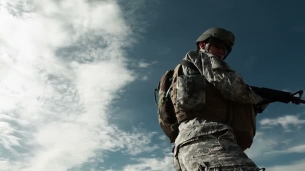 Soldat gibt während des Trainings an der Schusslinie 10 Zeichen — Stockvideo