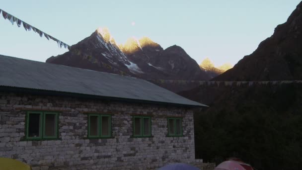 Zelte in einem Tal unter dem Himalaya und dem Mond am Morgen. — Stockvideo