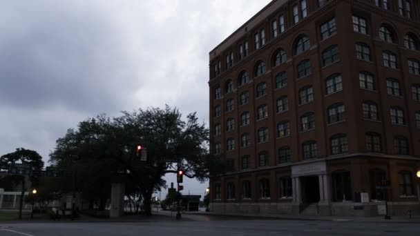 Gebouw van de voormalige Texas School Book Depository. — Stockvideo