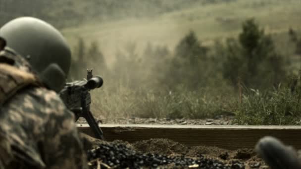 Żołnierz strzelanie łańcuch pistolet — Wideo stockowe