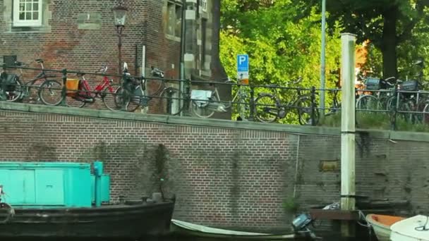 Båtar dockat längs Amsterdams kanaler — Stockvideo