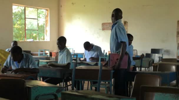 Lição, Sala de aula repleta de estudantes no Quênia, África — Vídeo de Stock